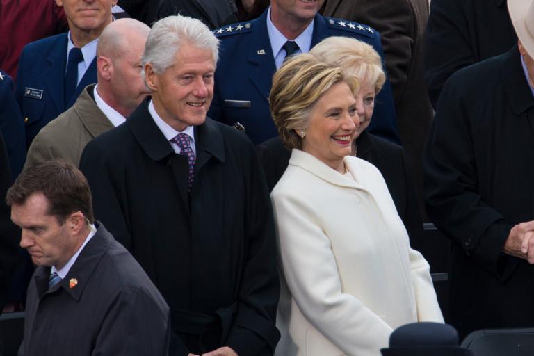 I Clinton accusati di nepotismo: «Volevano influenzarci su una borsa di studio per il compagno di Chelsea»