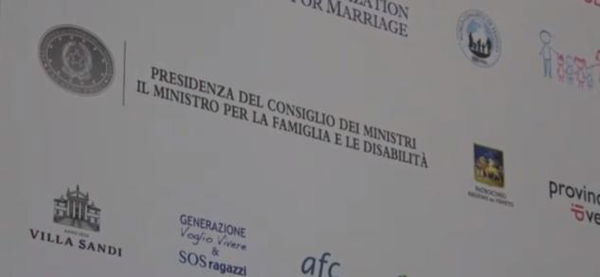 A Verona c’è ancora il patrocinio di Palazzo Chigi sui pannelli del Congresso delle Famiglie