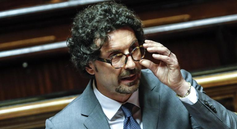 Altra gaffe di Toninelli: vuole rilanciare l’aeroporto del Mela che, però, non esiste | VIDEO