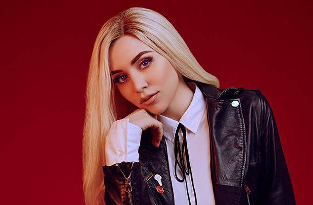 Ava Max: La nuova stella pop in Italia con la sua “Sweet but Psycho” | Testo, Traduzione article-post