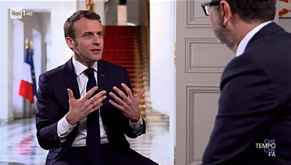 Fabio Fazio intervista Macron: «I soldi del biglietto per Parigi pagati di tasca mia»