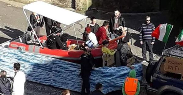 Roma, i carri anti-migranti del carnevale di Formello