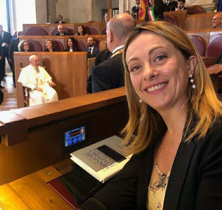 Come il web sta trollando Giorgia Meloni per il suo «selfie» con Papa Francesco