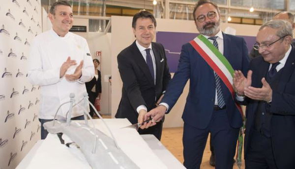 La pessima torta ‘tagliata’ da Conte a forma di ponte di Genova