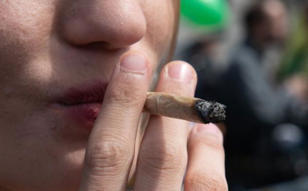 I genitori lo rimproverano per gli ‘spinelli’ e lui si getta dalla finestra