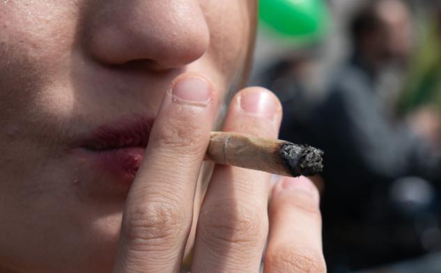I genitori lo rimproverano per gli ‘spinelli’ e lui si getta dalla finestra article-post