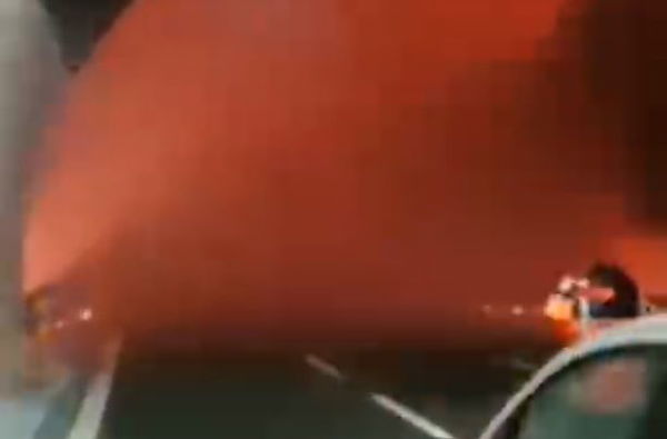 Un vasto incendio ha colpito la provincia di Genova. Chiuse strade e scuole, molti sfollati | VIDEO