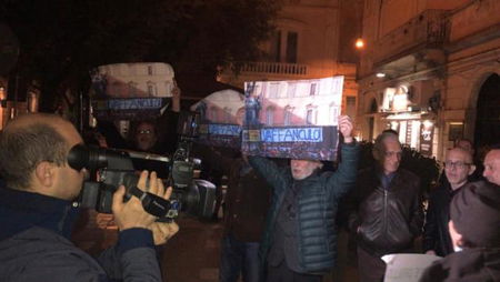 Hanno bruciato le bandiere del M5S davanti al teatro dello spettacolo di Grillo article-post