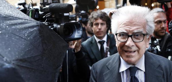 Il tesoriere del Pd e l’autogol elettorale: «Aumentiamo lo stipendio dei parlamentari»