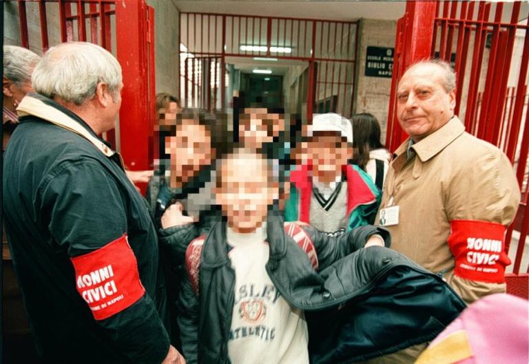 La giunta Raggi manda i nonni davanti alle scuole per combattere lo spaccio