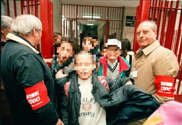 La giunta Raggi manda i nonni davanti alle scuole per combattere lo spaccio