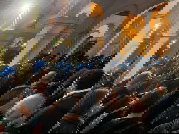 Padova, manifestanti antifascisti caricati dalla polizia durante il corteo di Forza Nuova | VIDEO