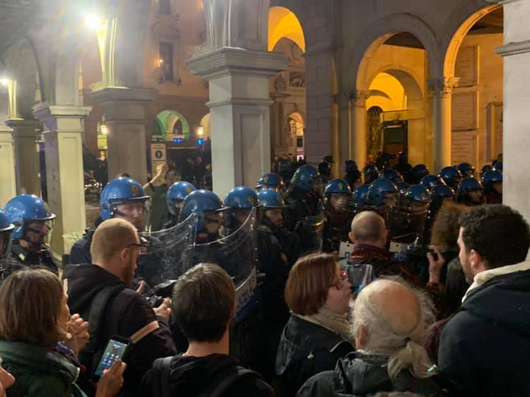 Padova, manifestanti antifascisti caricati dalla polizia durante il corteo di Forza Nuova | VIDEO article-post