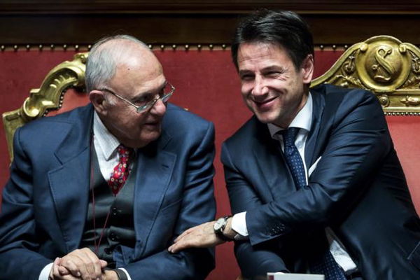 Il ministero per gli Affari Ue compra 300 copie del libro dell’ex ministro Savona