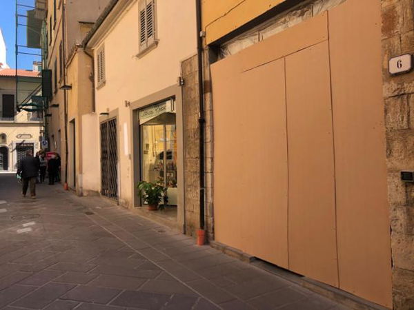 Prato, ai domiciliari la donna che ha avuto un figlio dallo studente 14enne