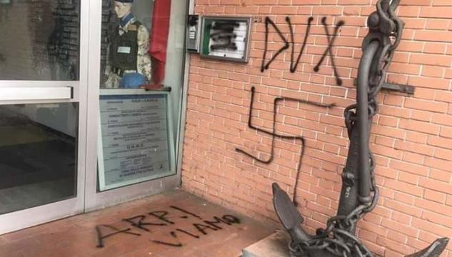 Prato, svastica contro sede Anpi
