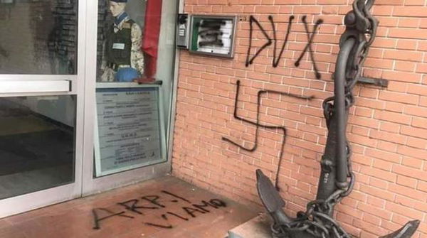 Prato, una svastica e la scritta «Dux» sui muri della sede dell’Anpi