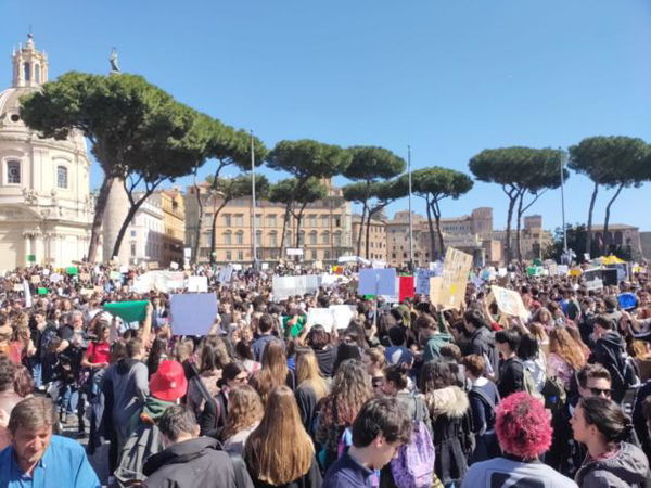 La manifestazione a Roma per il clima: tra gli studenti marcia anche Laura Boldrini | VIDEO