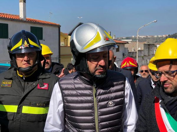 Matteo Salvini torna a indossare il casco dei Vigili del Fuoco