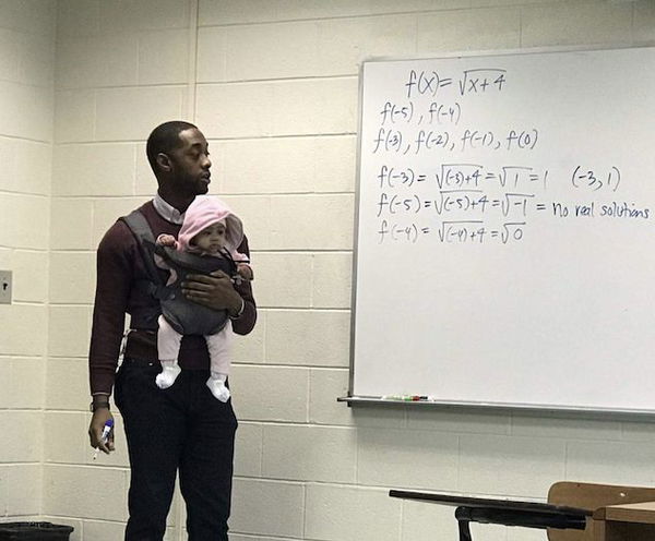 Tiene in braccio la figlia dello studente «così puoi prendere appunti»