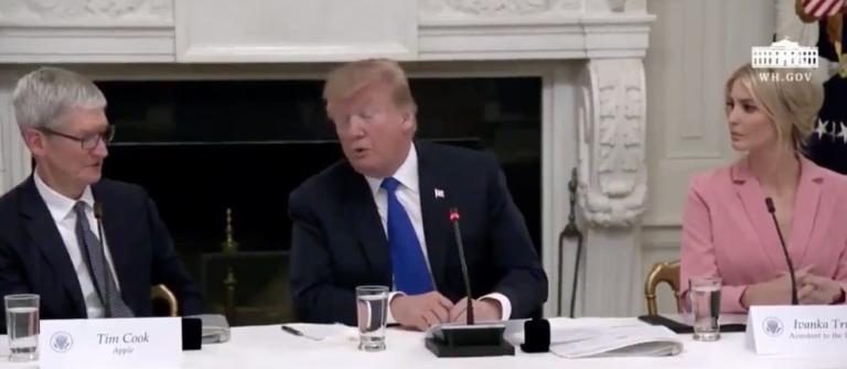 La gaffe di Donald Trump che chiama ‘Tim Apple’ il fondatore Tim Cook | VIDEO