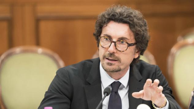 Toninelli si difende: «Le auto elettriche costano troppo, non avevo soldi per comprarne una» article-post