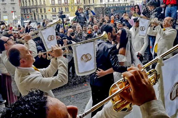 Le nozze trash (con carrozza bianca) del neomelodico e dell’ex moglie di Gaetano Marino