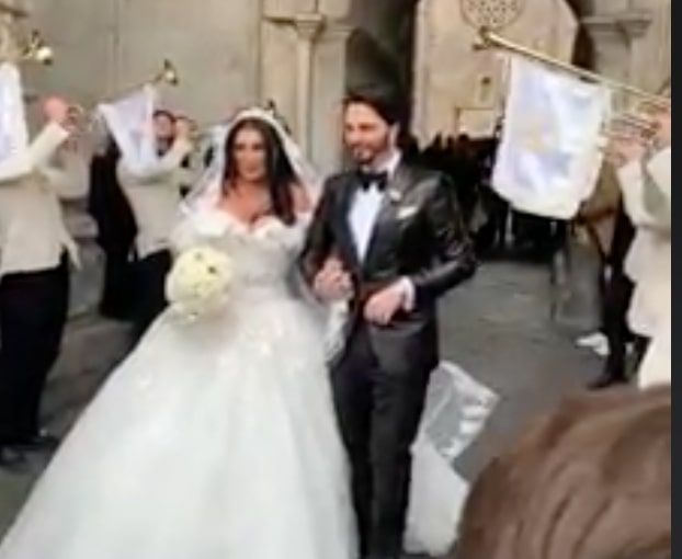 Le nozze trash (con carrozza bianca) del neomelodico e dell’ex moglie di Gaetano Marino