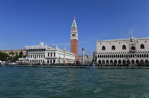 Venezia, lascia offerta «solo per italiani» e il parroco risponde: «Puoi riprendertela»