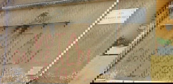 Virginia Raggi ha fatto cancellare la storica scritta Vota Garibaldi alla Garbatella