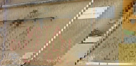 Virginia Raggi ha fatto cancellare la storica scritta Vota Garibaldi alla Garbatella article-post