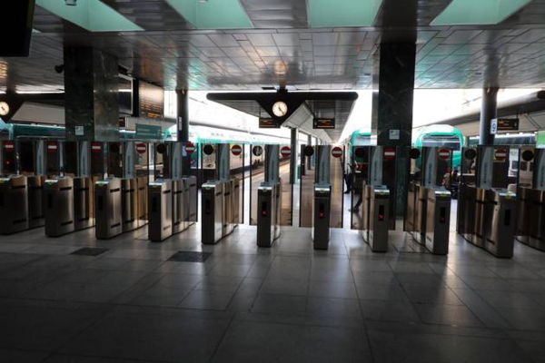 Milano, accoltella due persone in stazione: arrestato