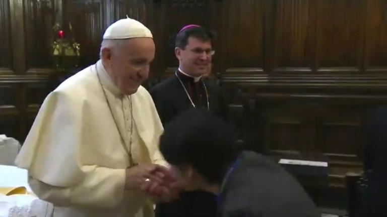 Non c’è nessun complotto eretico su Papa Francesco che non si fa baciare l’anello