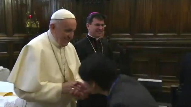 Non c’è nessun complotto eretico su Papa Francesco che non si fa baciare l’anello article-post