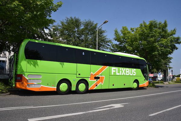 Gli autisti Flixbus trattati come criminali dalla polizia francese: Non sapevano di avere dei migranti a bordo
