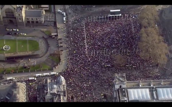 Brexit, I sostenitori del leave invadono Parliament Square