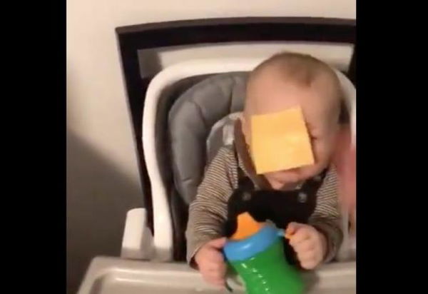 Il fenomeno della «cheese challenge» dimostra che i social network ci hanno distrutto