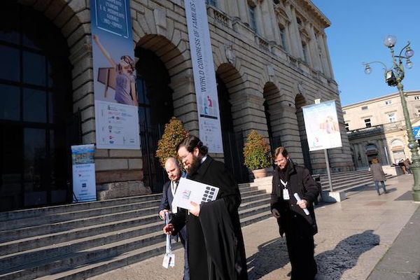 Inizia il Congresso sulle famiglie, e già l’aborto diventa «omicidio»