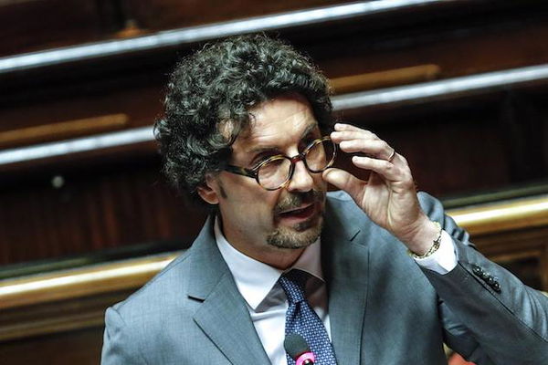 Forza Italia contro il M5S: «Se cerchi Toninelli su google esce “gaffe”»