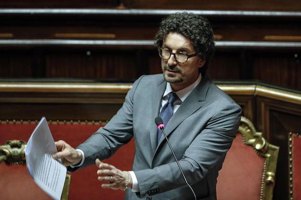 Cos’è la targa portabile di cui parla Danilo Toninelli
