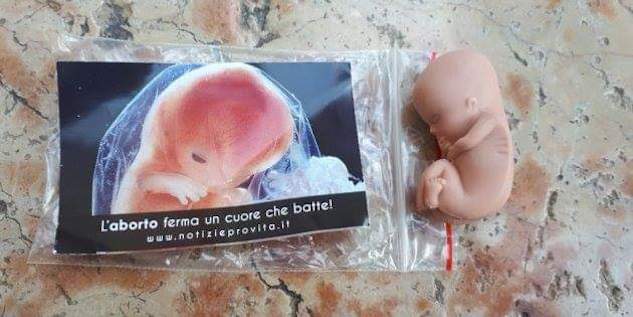 Il gadget del feto in gomma distribuito a Verona si chiama Michele article-post