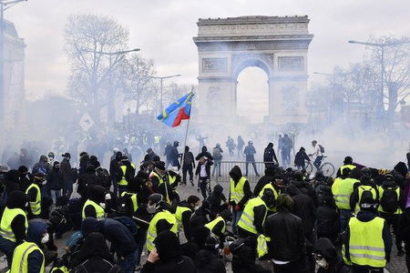 Gilet Gialli, nuovi scontri e saccheggi per le strade di Parigi article-post