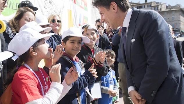 Ius soli, Giuseppe Conte sembra aprire uno spiraglio, ma Di Maio e Salvini lo frenano
