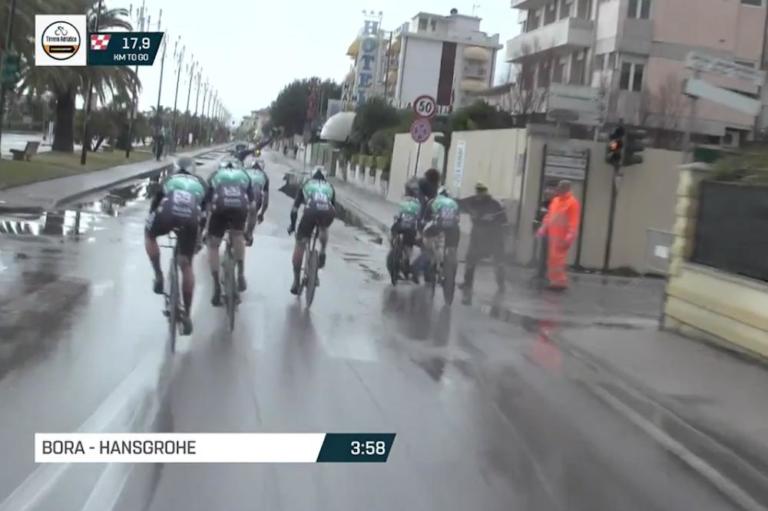 Incidente Tirreno-Adriatico: un passante attraversa la strada davanti a Peter Sagan | VIDEO