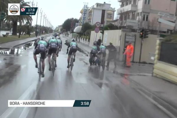 Incidente Tirreno-Adriatico: un passante attraversa la strada davanti a Peter Sagan | VIDEO