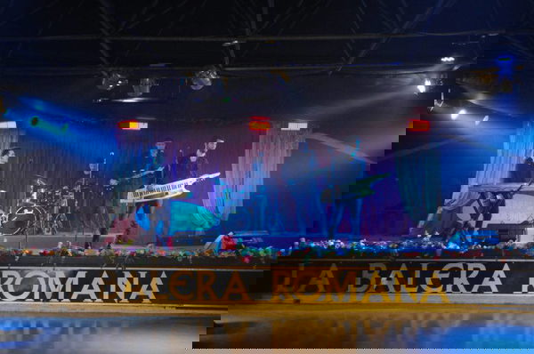 La notte è piccola per noi: Recensione, il microcosmo di una balera romana