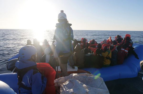 La nave Mare Jonio ignora l’alt della Gdf: «Siamo in pericolo di vita»