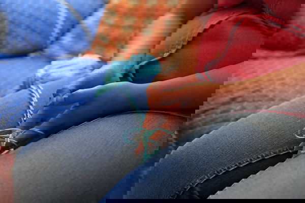 Scoprono che è lesbica: violenze in famiglia, il dramma di Francesca