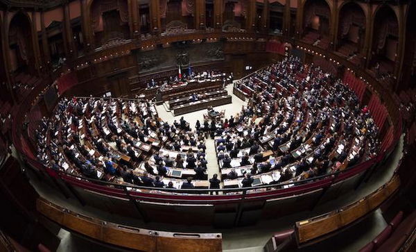 Il governo boccia il reato di revenge porn alla Camera, mentre lo pubblicizza al Senato