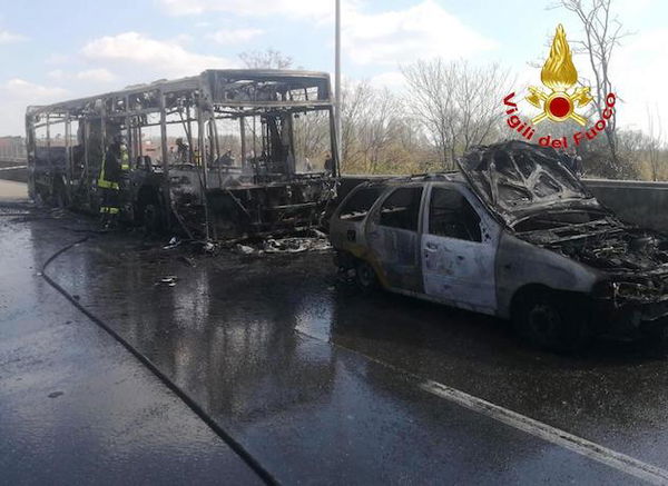 San Donato Milanese, sequestra e dà fuoco all’autobus: l’autista ammette la premeditazione | VIDEO